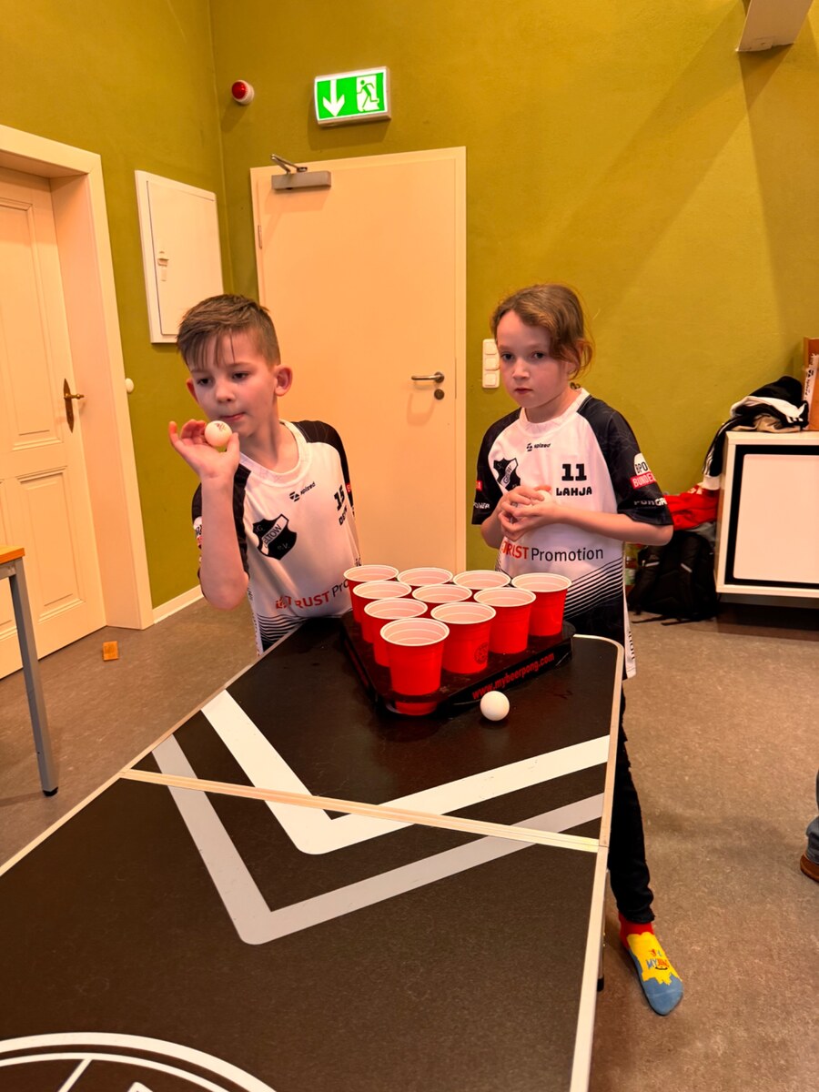 Kinder spielen Water Pong beim S.G. Geltow