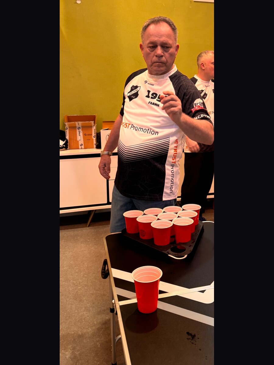 Frank beim Water Pong Training