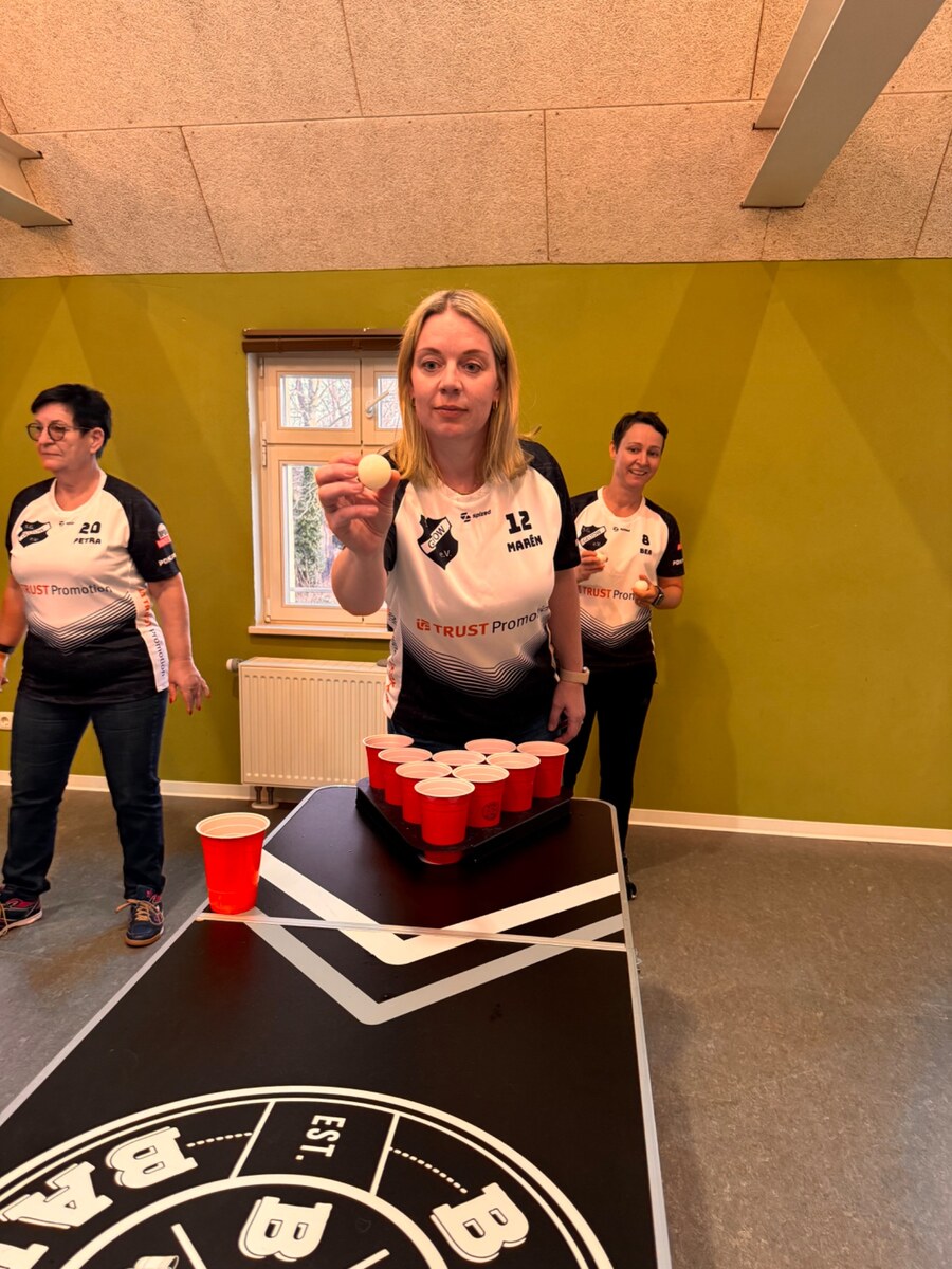 Marén zielt beim Water Pong