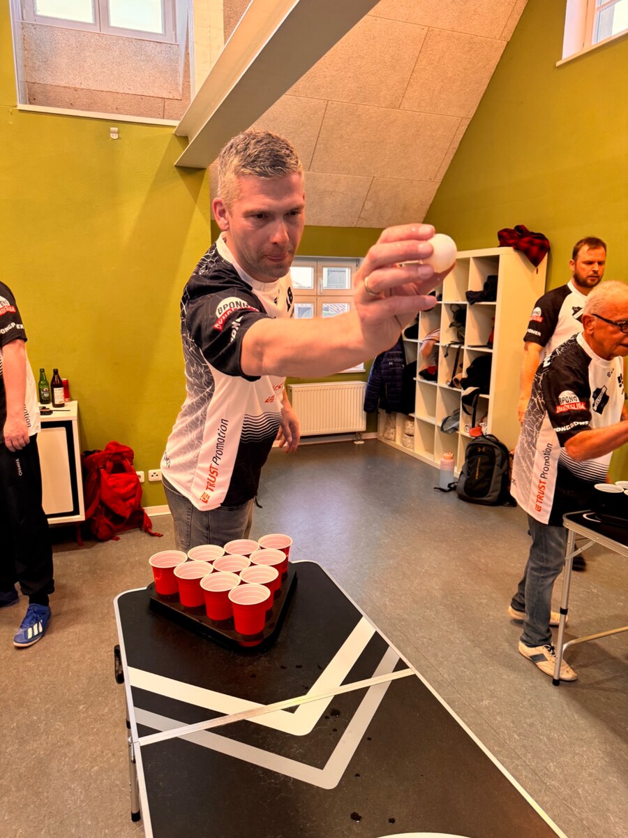 Wurftechnik beim Water Pong