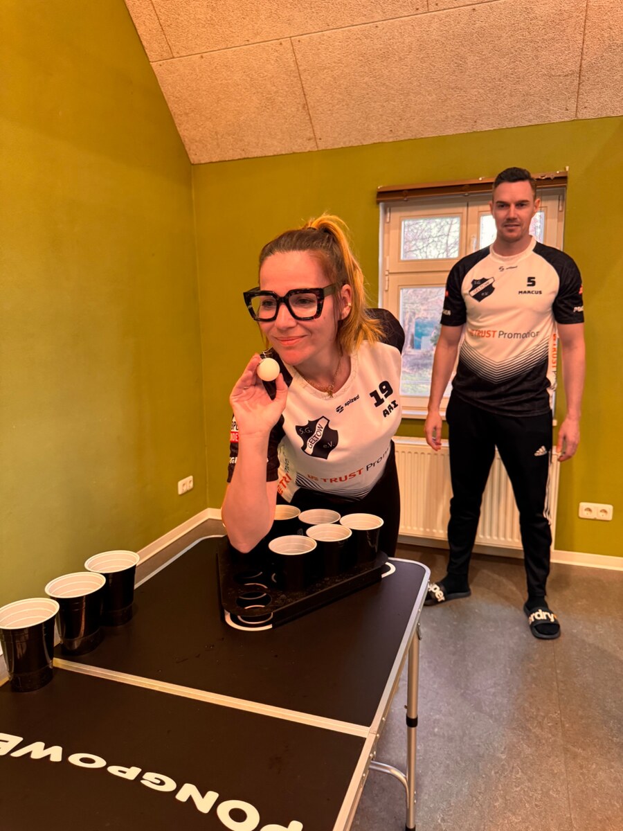Ari beim Water Pong