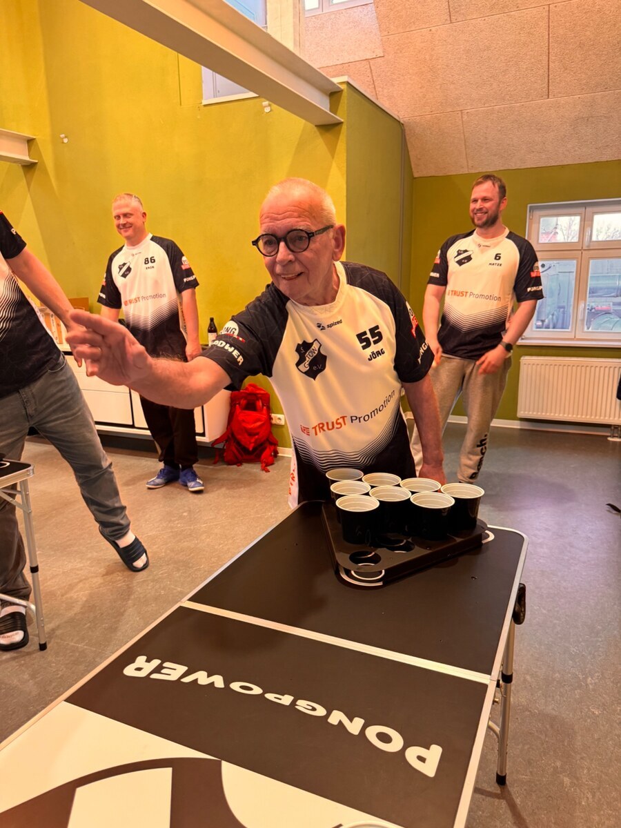 Jörg wirft beim Water Pong Training