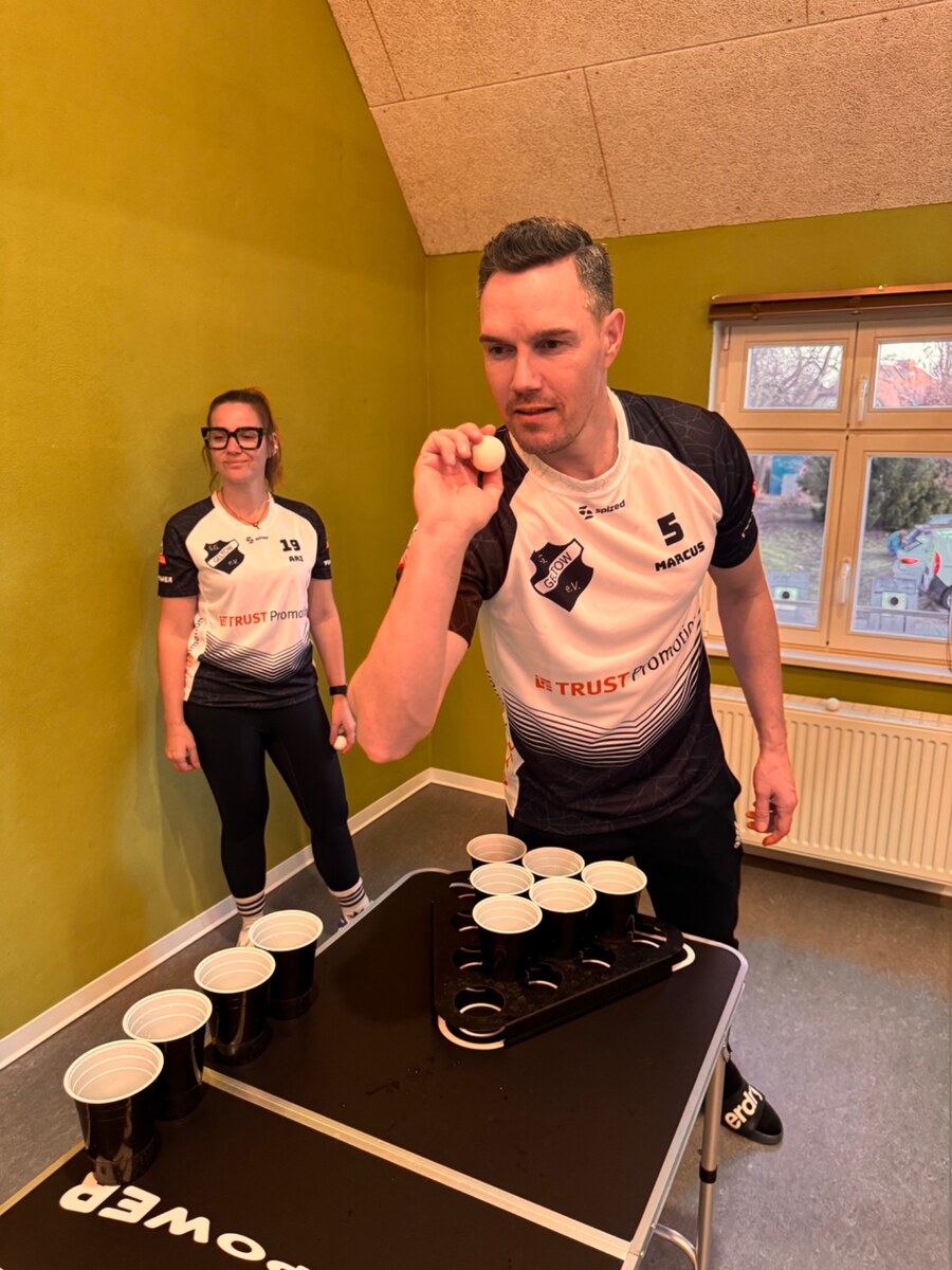 Marcus und Ari beim Water Pong